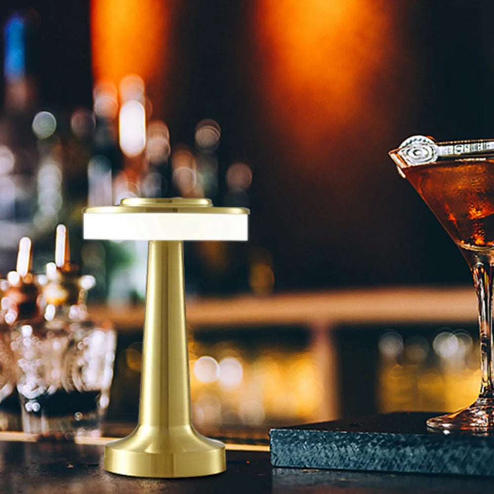 Retro Glow: Lâmpada de Mesa LED Regulável