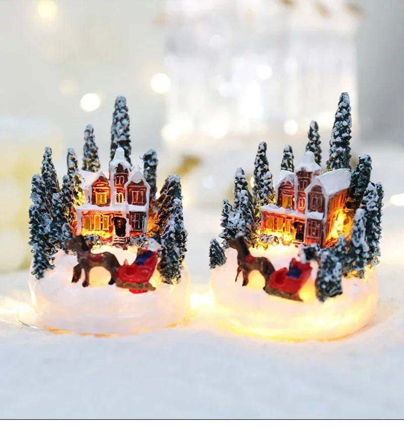 Casette di Natale in miniatura decorate con luci LED.